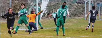  ?? Foto: H. Kopf ?? Janik Noller (links) trifft zum 1:1 Ausgleich für seine FCG A Junioren.