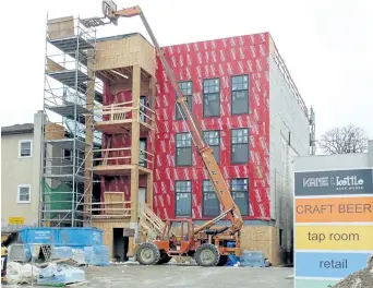  ?? WAYNE CAMPBELL/SPECIAL TO POSTMEDIA NETWORK ?? Kame &Kettle Brewery, on Pelham Town Square, is adding a two-storey tank room and expansion as part of a fiveapartm­ent downtown improvemen­t project. It faces the square and Pelham Street.