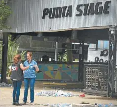  ?? FOTOS: CEDOC PERFIL ?? LOCURA. Algunos bebieron agua de lluvia que caía del techo.