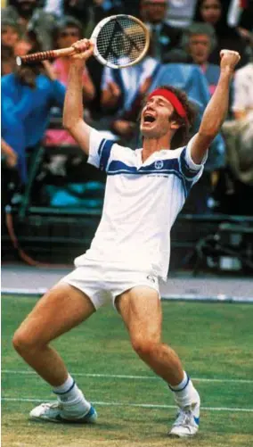  ??  ?? Sopra, John McEnroe con la fidanzata di allora, l’attrice Tatum O’Neal, a Parigi, nel 1985. A sinistra, la gioia dopo la finale vinta contro Borg a Wimbledon nel 1981. Qui a destra, con la moglie Patty Smith, sposata nel 1997