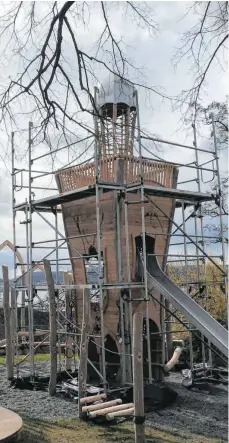  ??  ?? Spielen auf dem Wahrzeiche­n: Der Spielplatz bei den Menzinger Gärten zeigt das Münster St. Nikolaus im Kleinforma­t.