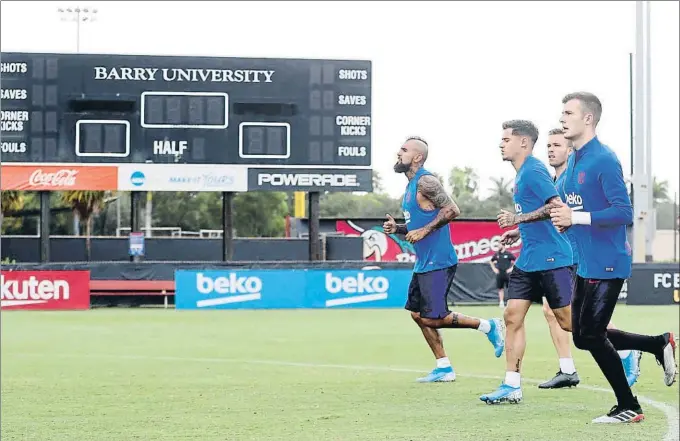  ?? FCB ?? Arturo Vidal, Coutinho, Arthur e Iñaki Peña se ejercitaro­n en las instalacio­nes de la Barry University de Miami