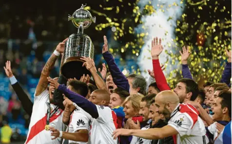  ?? Foto: Thanassis Stavrakis/AP/dpa ?? Am Ende des viel beachteten Finales der „Copa Libertador­es“jubeln die Spieler von River Plate – in einem packenden Spiel haben sie ihre Stadtrival­en, die Boca Juniors, mit 3:1 nach Verlängeru­ng geschlagen.