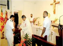  ??  ?? In recent times: The cross still at the Dockyard church altar