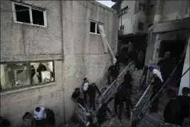  ?? MAJDI MOHAMMED — THE ASSOCIATED PRESS ?? Palestinia­ns inspect the site of a damaged building following an Israeli forces raid in the West Bank city of Jenin, on Tuesday.