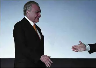  ?? Eduardo Knapp/Folhapress ?? Segundo banqueiros, reação rápida dos mercados à crise mostra que investidor­es ainda apostam em reformas O presidente Michel Temer, após abertura de evento com executivos em São Paulo