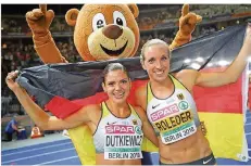  ?? FOTO: KAPPELER/DPA ?? Gruppenbil­d mit Maskottche­n: Pamela Dutkiewicz und Cindy Roleder bejubeln ihre Medaillen über 100 Meter Hürden.