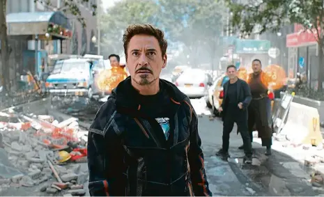  ?? Foto: Falcon ?? Avengers: Infinity War Superhrdin­ové včetně Iron Mana v podání Roberta Downeyho Jr. musí zastavit mocného Thanose, než zničí vesmír.