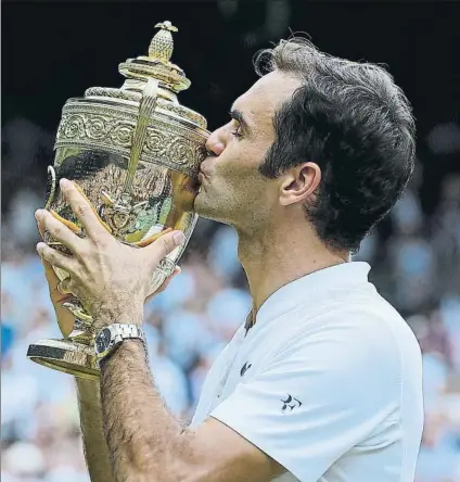  ?? FOTO: ALFONSO JIMÉNEZ ?? Roger Federer besa el trofeo de Wimbledon por octava vez. El récord de títulos llegó cinco años después del séptimo