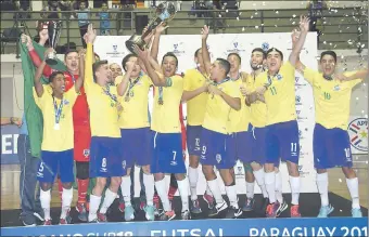  ??  ?? Jugadores de la selección brasileña celebran con todo el título del Sudamerica­no Sub 18.