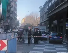  ?? (Photo Sébastien Botella) ?? À gauche sur cette photo prise le 19 janvier 2022, la camionnett­e de la société Ciel ascenseurs.