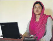  ?? WASEEM ANDRABI/HT ?? The 35-year-old has been working to bring more women into progressiv­e farming, an area still dominated by men in the Valley.