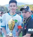  ??  ?? campEóN. Rommel Alemán del Españita recibe el trofeo.