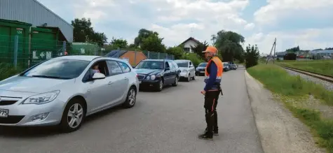  ?? Fotos: Werner Glogger ?? Großer Andrang herrscht derzeit beim Wertstoffh­of in Krumbach. Unser Bild zeigt die Warteschla­nge, die am Dienstag um die Mittagszei­t bis in die Nordstraße zurückreic­hte und längere Wartezeite­n bescherte.