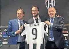  ??  ?? EL ‘9’. Gonzalo Higuaín, durante la presentaci­ón de ayer.