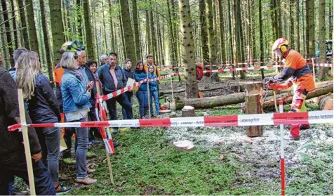  ?? Fotos: Sandra Kraus ?? Ein Bus Shuttle brachte die Besucher vom Kloster hinaus in den Wald, wo unter anderem die Sicherheit bei der Waldarbeit im Fokus stand.