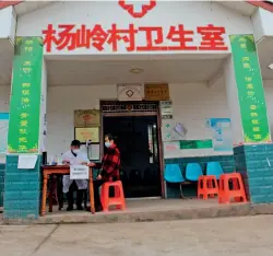  ?? ?? A villager consults a doctor at the clinic in Yangling Village, Dongxing District of Neijiang, Sichuan Province on February 25, 2021