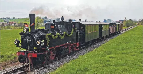  ?? FOTO: THOMAS FREIDANK ?? Die Ur-Öchsle-Lok von 1899, das Schmuckstü­ck der Museumsbah­n, bei Ochsenhaus­en, im Hintergrun­d das berühmte Kloster.