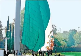  ??  ?? En la ceremonia en el Campo Marte el lábaro patrio fue izado al revés.