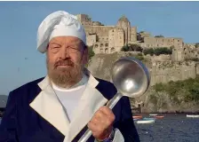  ??  ?? Isolano Bud Spencer nella serie tv «I delitti del cuoco», ambientata a Ischia, e andata in onda su Canale 5 nel 2010 (foto smile Production srl /Mediaset)