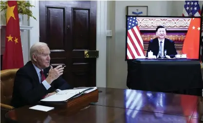  ?? FOTO: SUSAN WALSH/TT-AP ?? USA:s president Joe Biden pratade med Kinas president Xi Jinping under ett digitalt toppmöte natten mot tisdagen, finsk tid.