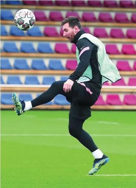  ?? FOTOS: FCBARCELON­A ?? Messi, en el entrenamie­nto de ayer, en el que también estuvo Piqué, que puede reaparecer