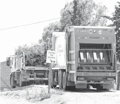  ??  ?? Los camiones con los residuos domiciliar­ios ingresan al predio del relleno sanitario, en el camino viejo a Punta Alta.