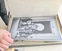  ??  ?? Imágenes capturadas por el autor de Pedro Páramo que resguarda la Fundación Juan Rulfo. La institució­n posee su archivo fotográfic­o, que consta de más de 6 mil negativos.