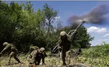  ?? (Photo EPA) ?? Des militaires ukrainiens faisant feu avec un obusier M777, d’une portée d’environ 40 km, dans la région de Donetsk, le 6 juin. Zelensky réclame des armes d’une portée de 80 km.