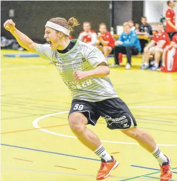  ?? FOTO: ALEXANDER HOTH ?? Möchten trotz langer Pause in Österreich am liebsten gleich wieder jubeln: Benedikt Bucher und die TSG Ailingen I.