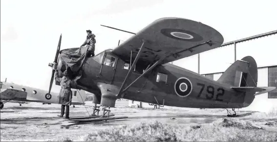  ??  ?? Sur la base de Rockcliffe, dans l’Ontario, un équipage du Squadron 12 de la Royal Canadian Air Force s’apprête à partir en mission avec le C-64A “Norseman” matricule RCAF 792
(n° 141/USAAF 43-5150). Cet avion vole toujours de nos jours, immatricul­é CF-IGX.