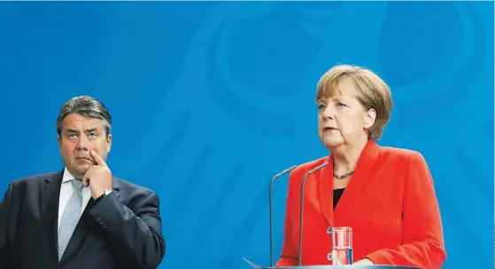  ??  ?? Juntos na coligação de governo desde 2013, Sigmar Gabriel e Angela Merkel deverão enfrentar- se nas urnas dentro de dois anos