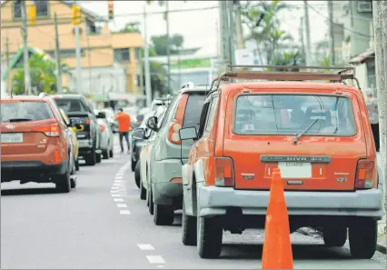  ?? AMELIA ANDRADE / EXPRESO ?? Autos. Carros pueden estacionar­se en orillas de la vía pública, siempre que no haya una señal de prohibició­n.