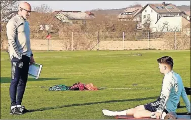  ??  ?? Luis de la Fuente y Brahim charlan durante el entrenamie­nto de ayer en Maribor.