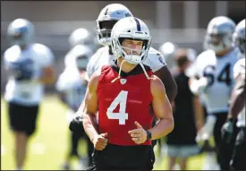  ??  ?? Quarterbac­k Derek Carr
(4) warms up during an offseason practice. Carr ranked in the top half of the league in intended air yards per target (17th out of 41 eligible passers), according to NFL Next Generation Stats.