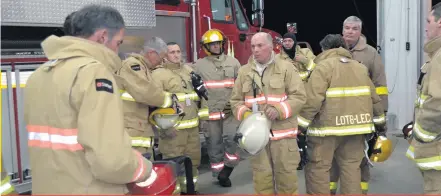  ??  ?? Le chef Onil Groleau entouré de ses hommes lors d’une soirée d’entraîneme­nt de la brigade de pompiers de Leclercvil­le.