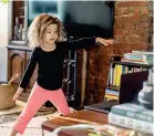  ?? (Unicef/ Bajornas) ?? una bambina newyorkese segue da remoto la lezione di yoga nella propria abitazione