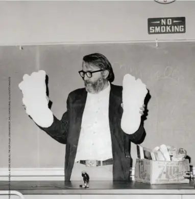  ??  ?? Dr Grover Krantz displays casts of a supposed Sasquatch he believed weighed 270 to 360 kg.