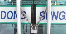  ?? Yonhap ?? An entrance for Sungdong Shipbuildi­ng & Marine Engineerin­g headquarte­rs in Tongyeong, South Gyeongsang Province, is locked in this March 8, 2018, file photo, after the shipbuilde­r went into court receiversh­ip. The Export-Import Bank of Korea said on May 11 that the receiversh­ip has ended and the company was sold to HSG Heavy Industries.