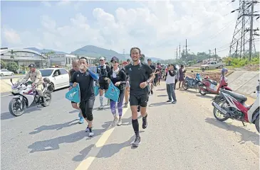  ??  ?? RUNNING MAN: Bodyslam lead singer Artiwara “Toon” Kongmalai arrives in Hat Yai, Songkhla, on Tuesday.