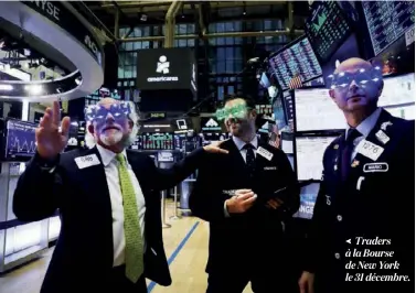  ??  ?? Traders à la Bourse de New York le 31 décembre.