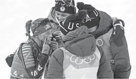  ?? HOFFMAN/MILWAUKEE JOURNAL SENTINEL MARK ?? Jessica Diggins (left) of the U.S. reacts with teammates during the women’s 4x5-kilometer cross-country skiing relay.