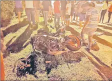  ??  ?? La motociclet­a Honda en la que iban los dos jóvenes que falleciero­n en el acto quedó destrozada con el impacto.