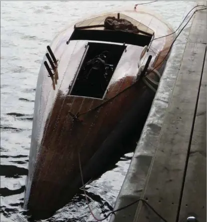  ?? STEFAN HOLMSTRÖM JANI VAHTO ?? DAGS ATT ÅKA. Båten har en organisk form, nästan som ett rovdjur från havets djup.