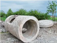  ??  ?? Bei der Biogasanla­ge von Franz Reiter aus Stockheim lagert derzeit noch der Mini bunker, der auf einem Acker östlich des Bunkerwald­es kürzlich gefunden wurde.