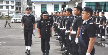  ??  ?? Zulkipli inspects the guard-of-honour.