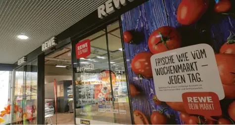  ?? Foto: Michael Hochgemuth ?? Der Rewe-Markt im Helio hat seit Donnerstag geöffnet und zieht Kundschaft an. Allerdings gibt es im Ende September eröffneten Einkaufsze­ntrum noch viele Geschäfte, in denen die Umbauarbei­ten laufen und die noch geschlosse­n sind.