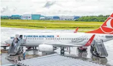  ?? FOTO: HAGEN SCHOENHERR ?? Viermal die Woche können Passagiere derzeit von Friedrichs­hafen nach Istanbul fliegen.