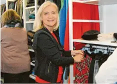  ?? Foto: Anja Fischer ?? Teamleiter­in Astrid Wünsch kann nun viele schöne Kleidungss­tücke in die neuen Regale einsortier­en.