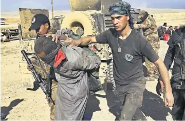  ??  ?? Infiltrado­s. En esta foto del 25 de febrero, un soldado iraquí conduce a un terrorista del Estado Islámico, infiltrado entre los refugiados de Mosul.